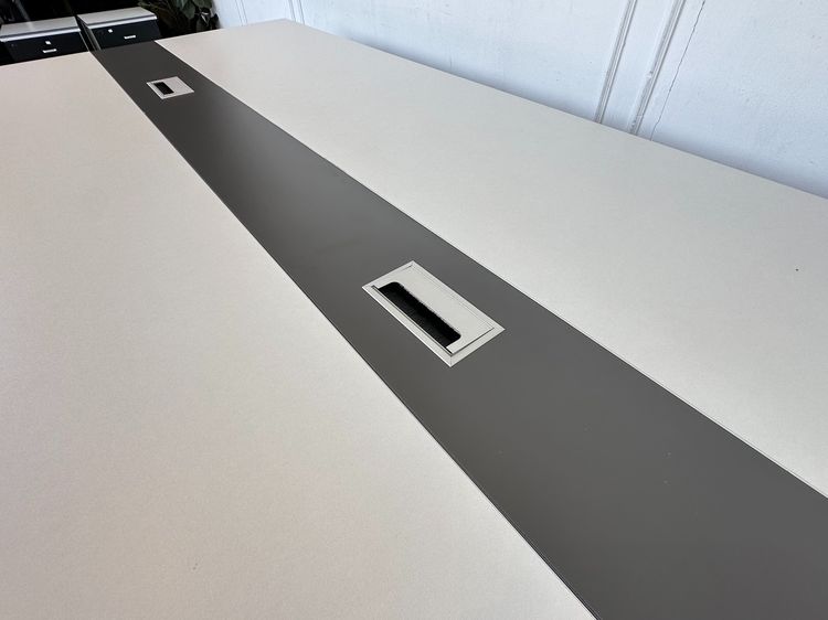 โต๊ะประชุม 8-10 ที่นั่ง ท็อปไม้ MDF ขาวสลับเทา มีช่องร้อยสายไฟ ฝาอลูมิเนียม โครงขาเหล็กสีดำ รูปที่ 7