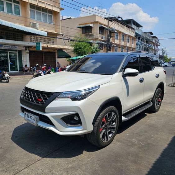 รถ Toyota Fortuner 2.8 TRD Sportivo สี ขาว
