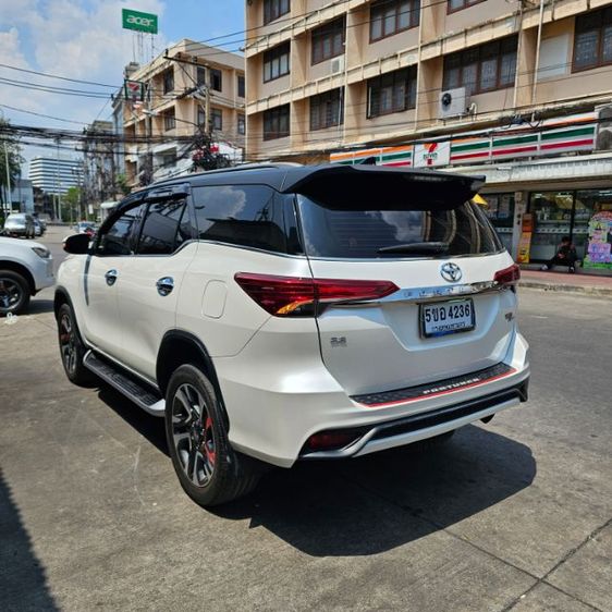 Toyota Fortuner 2018 2.8 TRD Sportivo Utility-car ดีเซล ไม่ติดแก๊ส เกียร์อัตโนมัติ ขาว รูปที่ 3