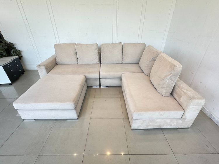 โซฟาแอล (แอลสลับฝั่งได้) พร้อมสตูล เบาะผ้ากำมะหยี่สีครีม ถอดปลอกได้ โครงไม้ MDF ขาสเตนเลส  รูปที่ 8