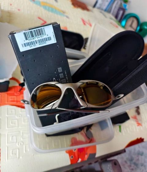 แว่นตากันแดด Oakley ROMEO TITANIUM ( ของใหม่ 100 เปอร์เซ็น , รุ่นนี้เลิกผลิต-หาไม่ได้แล้ว ) 