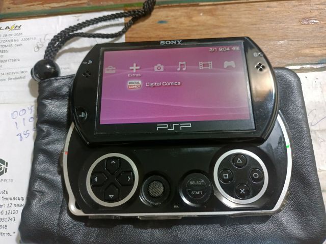 เครื่องเล่นเกมส์พกพา Sony PSP GO PSP-N1001 มือสองสภาพดี ความจุ 16gb.พร้อมเมม สายชร์าจ มีเกมส์ในเครื่อง ปุ่มลื่นแบตอึด มีเคสหลัง เดิมทั้งหมด รูปที่ 6