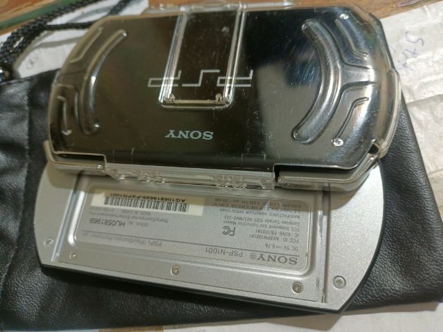 เครื่องเล่นเกมส์พกพา Sony PSP GO PSP-N1001 มือสองสภาพดี ความจุ 16gb.พร้อมเมม สายชร์าจ มีเกมส์ในเครื่อง ปุ่มลื่นแบตอึด มีเคสหลัง เดิมทั้งหมด รูปที่ 13