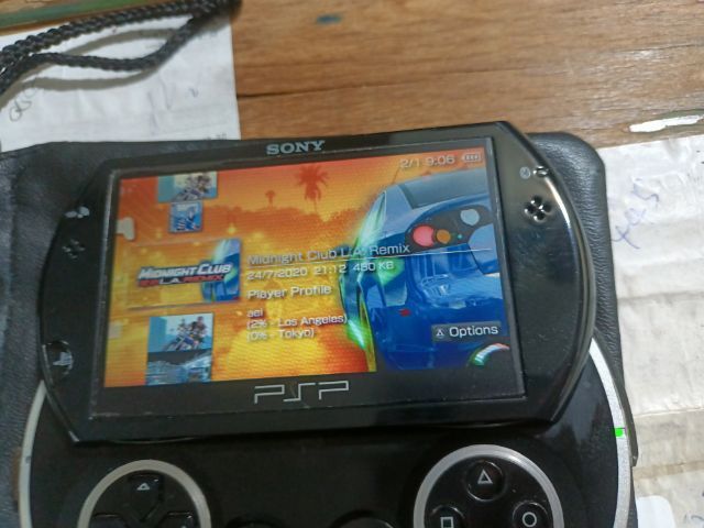 เครื่องเล่นเกมส์พกพา Sony PSP GO PSP-N1001 มือสองสภาพดี ความจุ 16gb.พร้อมเมม สายชร์าจ มีเกมส์ในเครื่อง ปุ่มลื่นแบตอึด มีเคสหลัง เดิมทั้งหมด