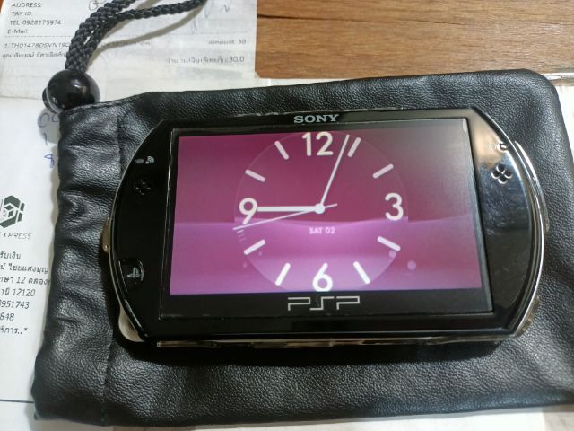 เครื่องเล่นเกมส์พกพา Sony PSP GO PSP-N1001 มือสองสภาพดี ความจุ 16gb.พร้อมเมม สายชร์าจ มีเกมส์ในเครื่อง ปุ่มลื่นแบตอึด มีเคสหลัง เดิมทั้งหมด รูปที่ 3