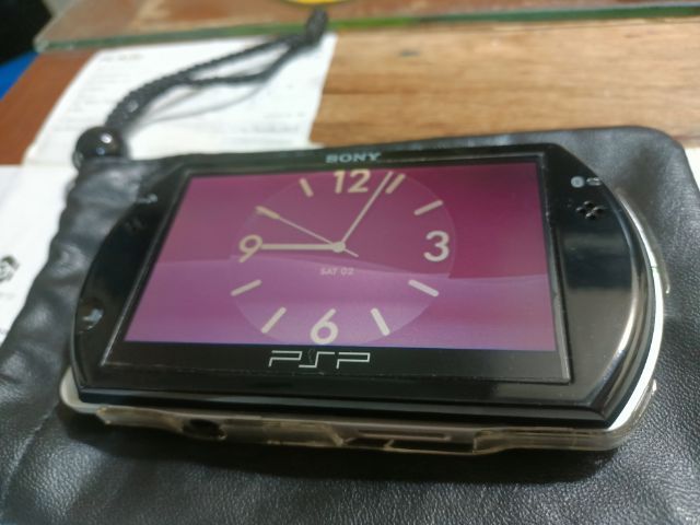 เครื่องเล่นเกมส์พกพา Sony PSP GO PSP-N1001 มือสองสภาพดี ความจุ 16gb.พร้อมเมม สายชร์าจ มีเกมส์ในเครื่อง ปุ่มลื่นแบตอึด มีเคสหลัง เดิมทั้งหมด รูปที่ 10