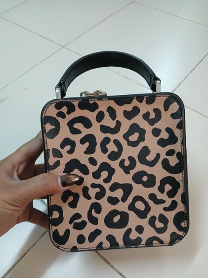 Kate Spade รุ่น Daisy Graphic Leopard Vanity Crossbody  รูปที่ 4