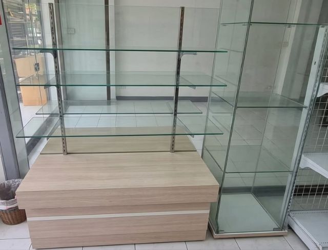 ตู้โชว์สินค้า มือสอง ตามสภาพ ขนาด  17"นิ้ว×32"นิ้ว ×180cm รูปที่ 2