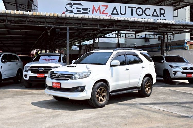 รถ Toyota Fortuner 3.0 V 4WD สี ขาว
