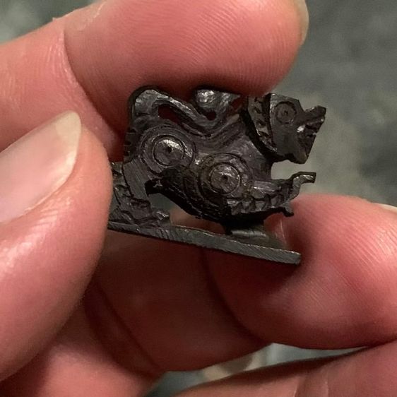 ลดราคาสิงห์ตะปบทรัพย์ แกะสลัก ไม้งิ้วดำ หายากที่สุดครับ มีไม่ถึง 10 ตัวครับ  หลวงพ่อหอม วัดชากหมาก หายากมากๆ น่าสะสมครับ รูปที่ 4