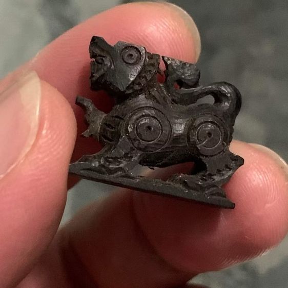 ลดราคาสิงห์ตะปบทรัพย์ แกะสลัก ไม้งิ้วดำ หายากที่สุดครับ มีไม่ถึง 10 ตัวครับ  หลวงพ่อหอม วัดชากหมาก หายากมากๆ น่าสะสมครับ รูปที่ 3