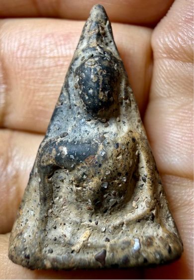 พระนางพญา พิษณุโลก พิมพ์อกนูน เนื้อสองสี เเร่ลอยยุบยับย่น มันเงาเก่าๆ ถึงยุค พระเก่าๆ พระเหมาๆบ้านๆ พระคนแก่เก่าๆเก็บ ทิ้งใว้ก่อนจากไป 