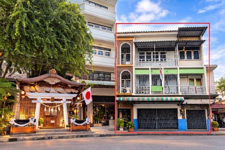 ใช่ ขายอาคารพาณิชย์ 3.5 ชั้น ใจกลางศรีราชา  ติดโซนญี่ปุ่น  ใกล้ Tukcom Sriracha 200 ม. เหมาะลงทุนปล่อยเช่า
