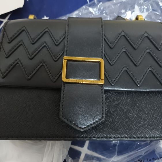 Charles and Keith กระเป๋าสะพายข้าง มือสอง สีดำ รูปที่ 5