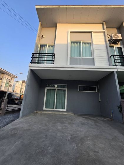 ทาวน์โฮม 2 ชั้น หลังมุม  โครงการ: กัสโต้ บางนา–สุวรรณภูมิ (Gusto Bangna– Suvarnabhumi) ซอยวัดศรีวารีน้อย เชื่อมต่อมอเตอร์เวย์สาย 7
