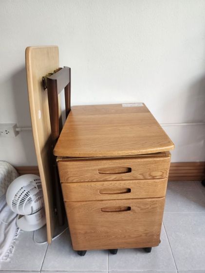  (มารับเอง) ตู้ไม้ ชั้นบนปรับระดับได้ แถม โต๊ะไม้พับญี่ปุ่น ไม้แน่นๆ มีขานึงร้าว แต่ใช้งานได้ ขายเหมาๆ