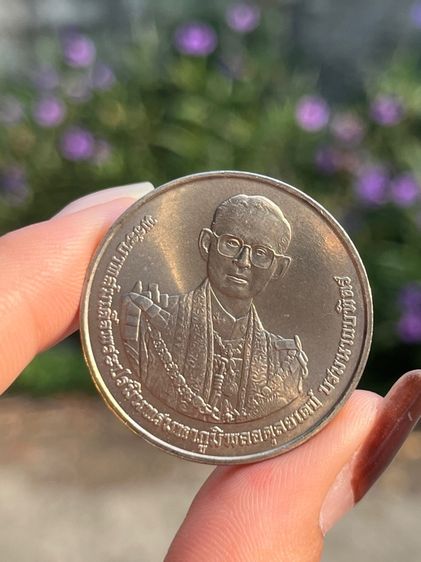 เหรียญกษาปณ์ที่ระลึกพระราชพิธีถวายพระเพลิงพระบรมศพ พระบาทสมเด็จพระปรมินทรมหาภูมิพลอดุลยเดช บรมนาถบพิตร รูปที่ 2