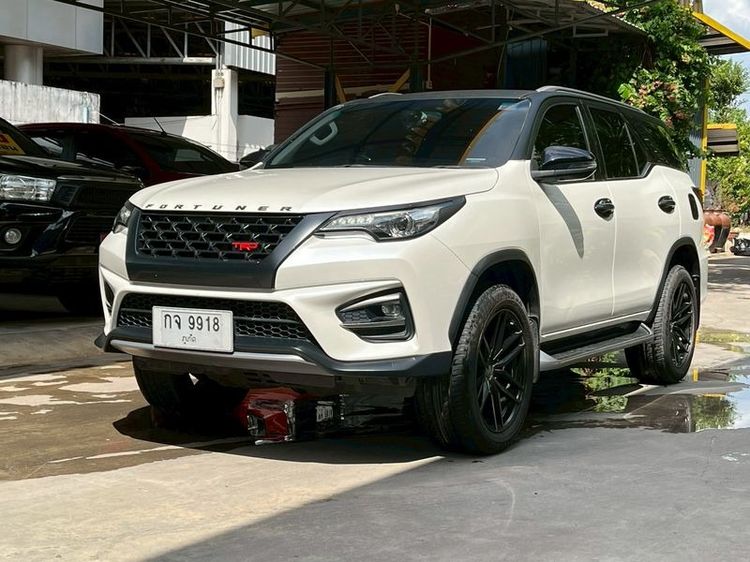 รถ Toyota Fortuner 2.8 TRD Sportivo 4WD สี ขาว