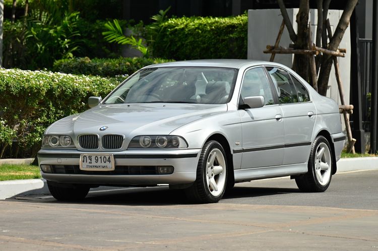 รถ BMW Series 5 523i สี บรอนซ์เงิน