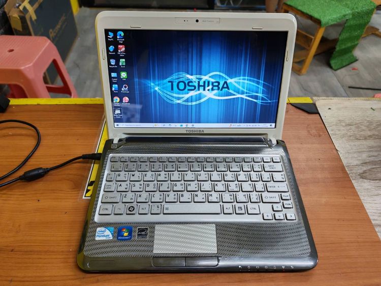 Satellite วินโดว์ 4 กิกะไบต์ VGA ไม่ใช่ Toshiba เครื่องเล็ก  ใช้พิมพ์งาน ดูหนังฟังเพลง 