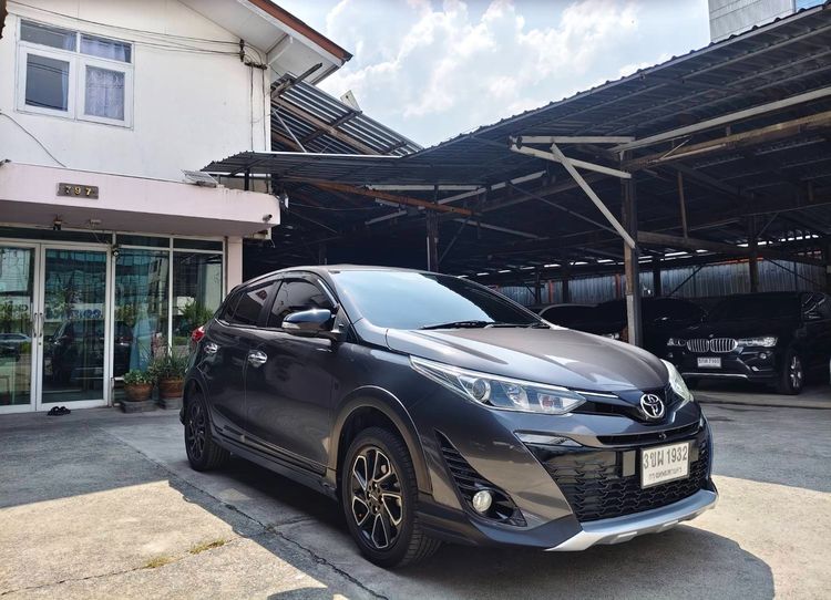 รถ Toyota Yaris 1.2 High Cross สี เทา