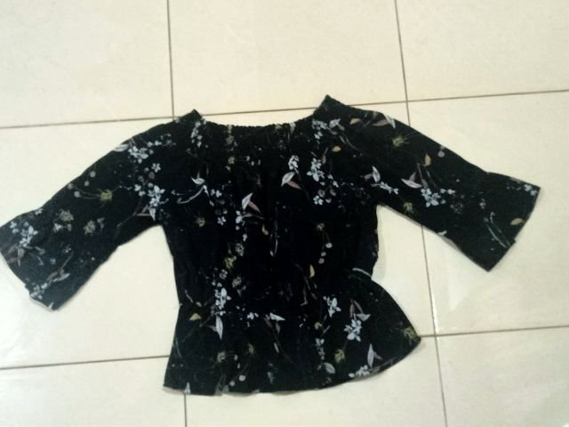 เสื้อปาดไหล่ ฟรีไซส์ มือ 2 ส่งฟรี