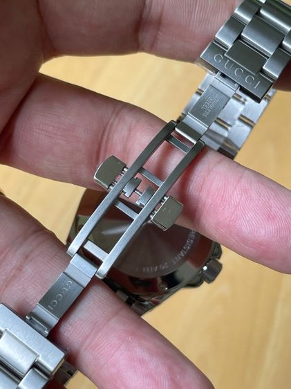 GUCCI Dive 40 mm Black Dial Men's Swiss Quartz Watch YA136301 รูปที่ 11