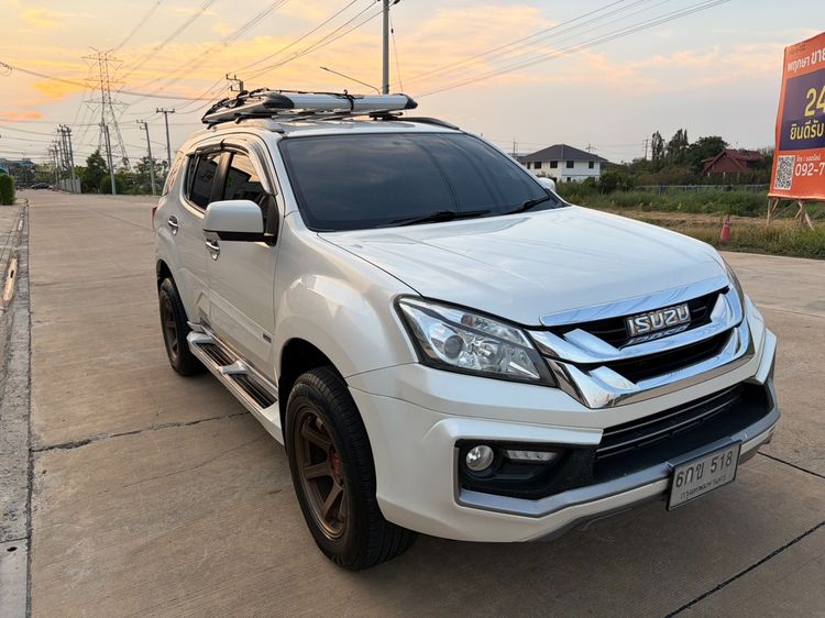 รถ Isuzu MU-X 3.0 สี ขาว