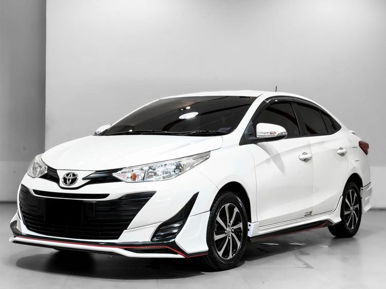รถ Toyota Yaris ATIV 1.2 E สี ขาว