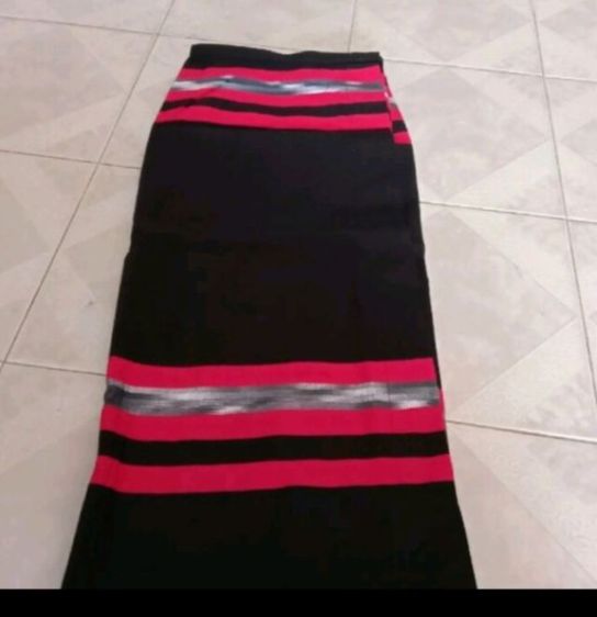 ผ้าถุงสำเร็จรูปสีดำแดง ใส่ออกงานสำหรับผู้หญิง ฟรีไซส์ รูปที่ 2