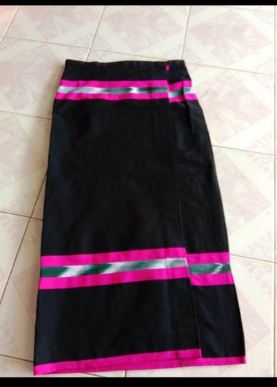 ผ้าถุงสำเร็จรูปสีดำแดง ใส่ออกงานสำหรับผู้หญิง ฟรีไซส์ รูปที่ 3