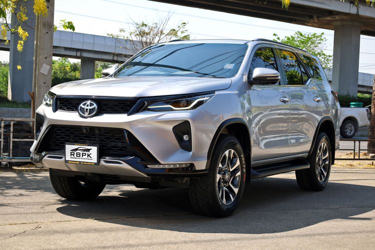 รถ Toyota Fortuner 2.4 Leader V 4WD สี เทา