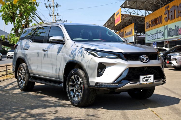 Toyota Fortuner 2022 2.4 Leader V 4WD Utility-car ดีเซล ไม่ติดแก๊ส เกียร์อัตโนมัติ เทา รูปที่ 4