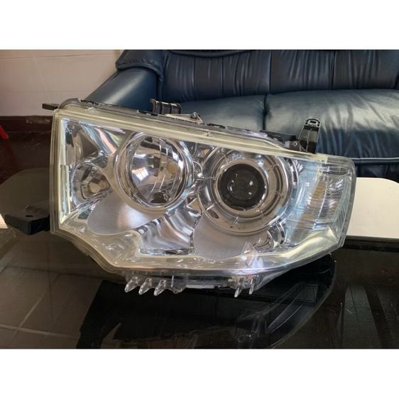 ไฟหน้ารถยนต์ Mitsubishi pajero