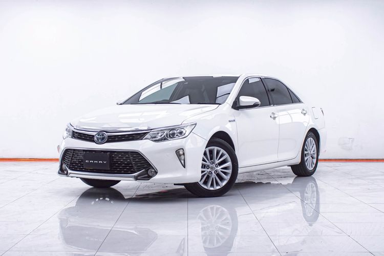 รถ Toyota Camry 2.5 Hybrid สี ขาว