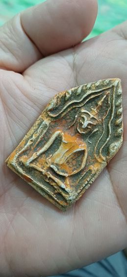 พระขุนแผนพิมพ์ห้าเหลี่ยมอกใหญ่ เนื้อกระเบื้องเคลือบ กรุวัดใหญ่ชัยมงคล อยุธยา รูปที่ 3