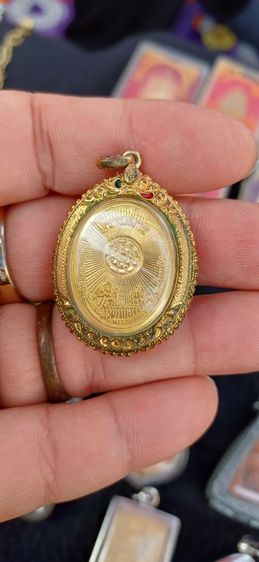 หลวงพ่อสด วัดปากน้ำ รุ่นปราบมาร เลี่ยมกรอบทอง ฝังเพชรพลอย รูปที่ 2