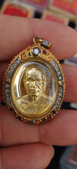 หลวงพ่อสด วัดปากน้ำ รุ่นปราบมาร เลี่ยมกรอบทอง ฝังเพชรพลอย รูปที่ 4