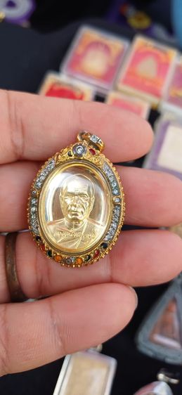 หลวงพ่อสด วัดปากน้ำ รุ่นปราบมาร เลี่ยมกรอบทอง ฝังเพชรพลอย