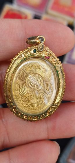 หลวงพ่อสด วัดปากน้ำ รุ่นปราบมาร เลี่ยมกรอบทอง ฝังเพชรพลอย รูปที่ 3