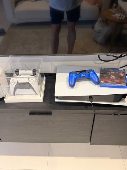 Sony เครื่องเกมส์โซนี่ เพลย์สเตชั่น PS5 (Playstation 5) เชื่อมต่อไร้สายได้ PS5 1TB ใส่แผ่น ยกเซ็ต