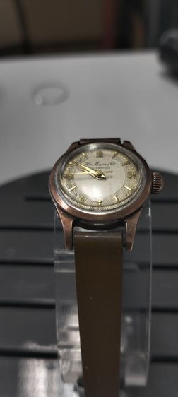 เงินประกันสุภาพสตรี vintage ไขลานนาคหุ้ม ผมอ่านยี่ห้อไม่ออกแต่ใน eBay ขาย 15,000 กว่าบาท เป็นนาฬิกาแบรนด์สวิตซ์ ไขลานเดินได้ปกติ