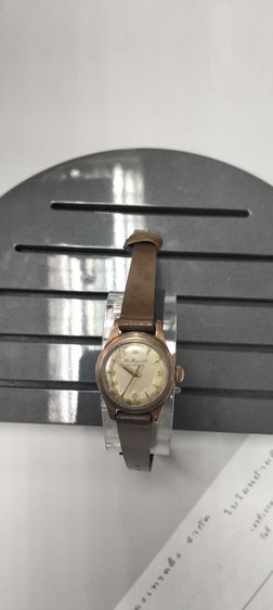 เงินประกันสุภาพสตรี vintage ไขลานนาคหุ้ม ผมอ่านยี่ห้อไม่ออกแต่ใน eBay ขาย 15,000 กว่าบาท เป็นนาฬิกาแบรนด์สวิตซ์ ไขลานเดินได้ปกติ รูปที่ 4