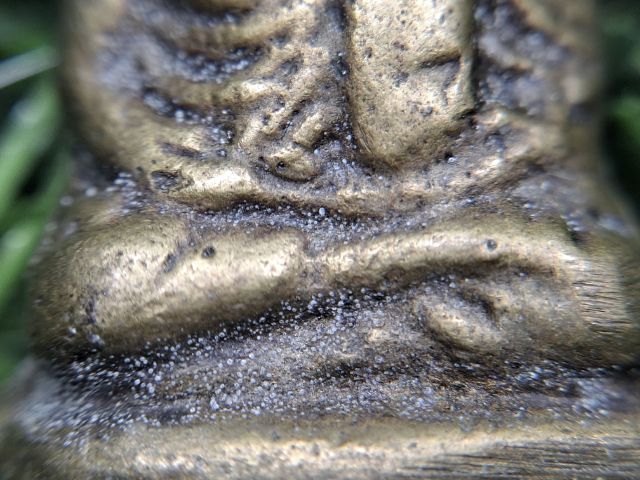 (คราบน้ำมนต์เก่า ติดกระจายทั่วองค์) หลวงพ่อเงินหล่อเก่า เนื้อทองผสมอมเขียว  เจ้าของเดิมเคยแช่น้ำมนต์ไว้