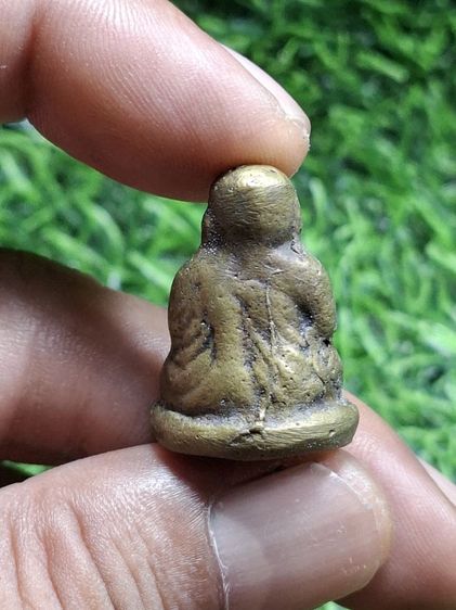 (คราบน้ำมนต์เก่า ติดกระจายทั่วองค์) หลวงพ่อเงินหล่อเก่า เนื้อทองผสมอมเขียว  เจ้าของเดิมเคยแช่น้ำมนต์ไว้ รูปที่ 3