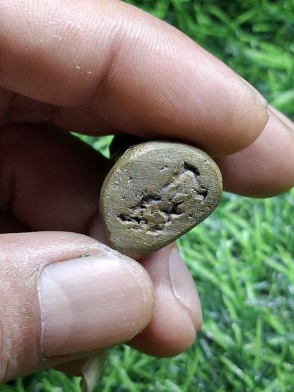 (คราบน้ำมนต์เก่า ติดกระจายทั่วองค์) หลวงพ่อเงินหล่อเก่า เนื้อทองผสมอมเขียว  เจ้าของเดิมเคยแช่น้ำมนต์ไว้ รูปที่ 4