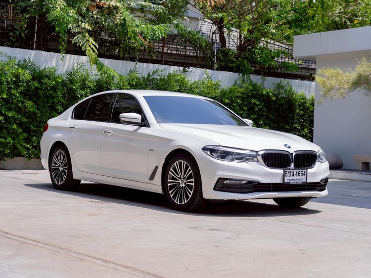 รถ BMW Series 5 520d สี ขาว