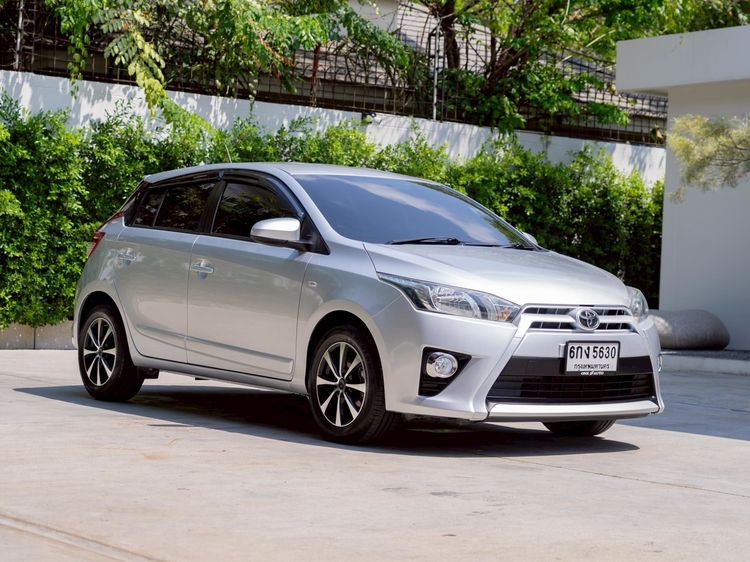 รถ Toyota Yaris 1.2 E สี เงิน