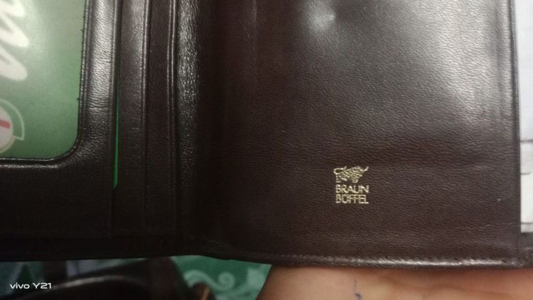กระเป๋าสตางค์ใบนี้คือกระเป๋าสตางค์หนังแท้แบรนด์ Braun Buffel ของประเทศเยอรมนี ซึ่งมีชื่อเสียงในด้านคุณภาพและความประณีต  รูปที่ 7
