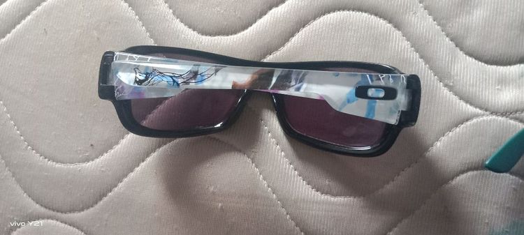 แว่นตาที่คุณส่งมาเป็นแว่นตากันแดดรุ่นพิเศษ Oakley Montefrio Artist Series ซึ่งเป็นการออกแบบร่วมกับศิลปิน Will Barras  รูปที่ 7